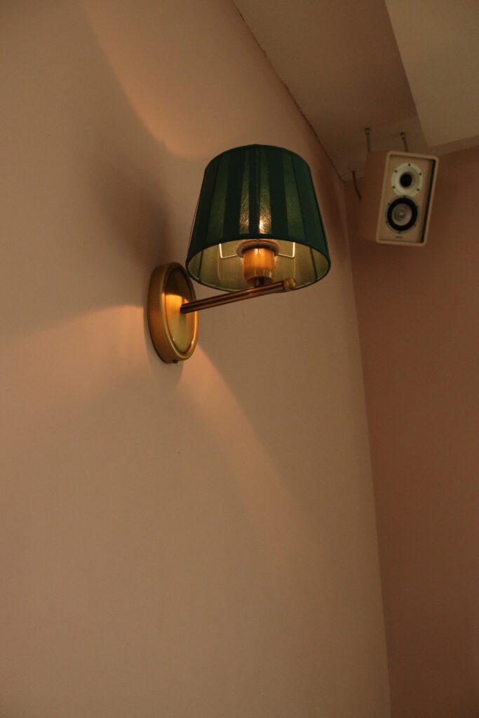 Wandleuchte Innen im Vintage-Stil mit grünem Schirm und Messingarm
